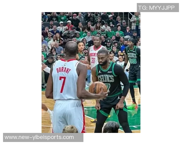 杰伦布朗表现平平18投9中贡献26分8篮板4助攻2抢断罚球命中率尚可