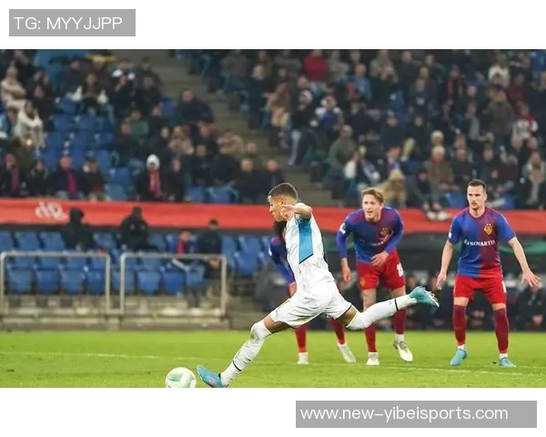 纽卡球迷与马赛当地球迷发生冲突部分人紧急躲入酒吧避难 纽卡球迷与马赛当地球迷发生冲突部分人紧急躲入酒吧避难